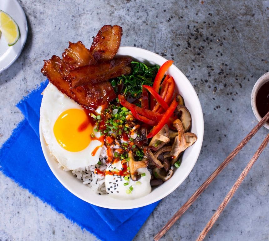 Egg- og bacon-bibimbap