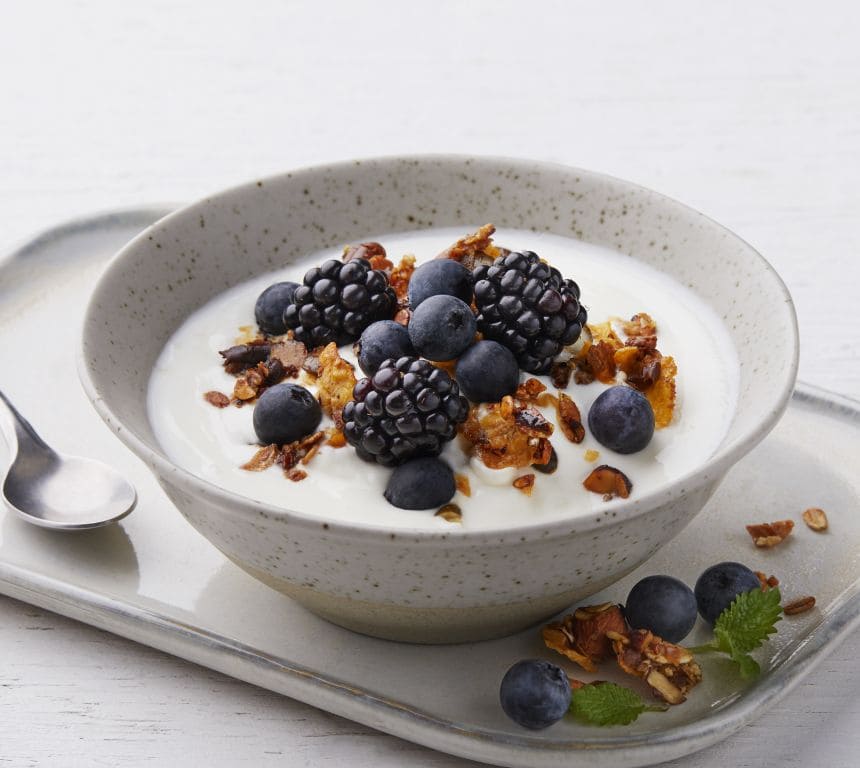 Yoghurt naturell med hjemmelaget brunostmüsli