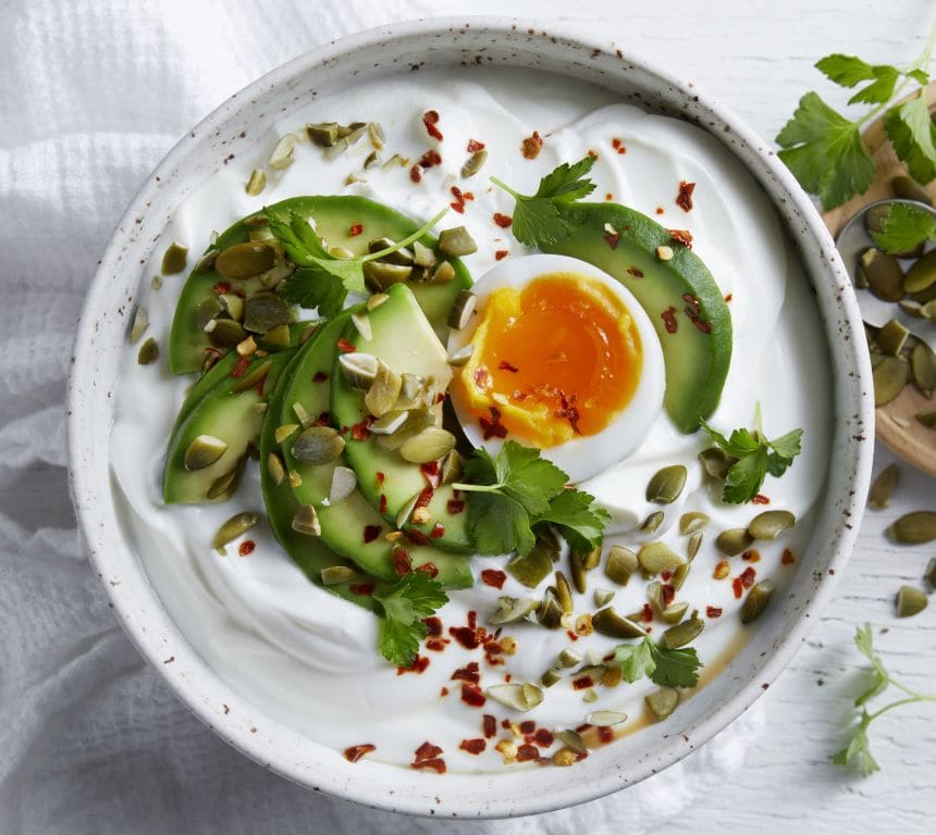 Proteinlunsj med gresk type yoghurt, avokado, egg og frø