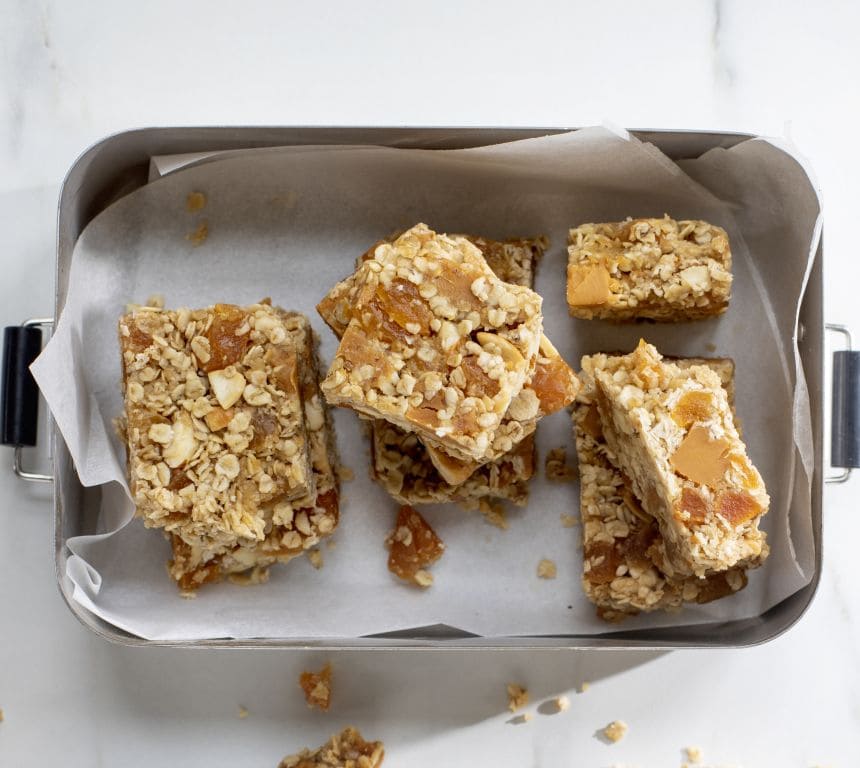 Müslibar med brunost, nøtter og aprikos