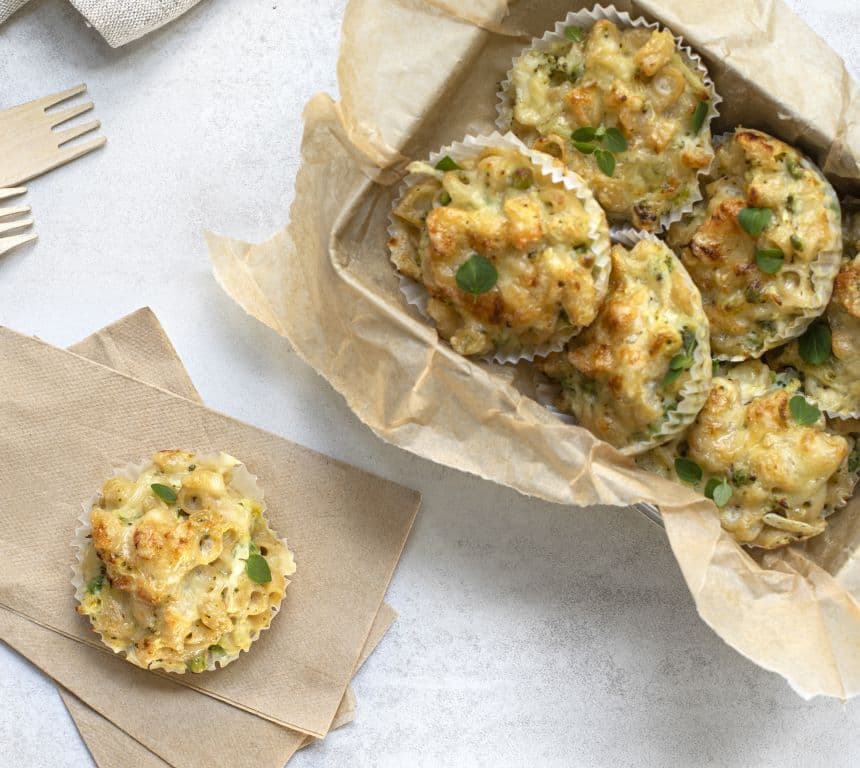 Mac and cheese-muffins med erter og brokkoli