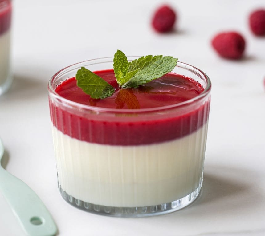 Panna cotta med bringebærsaus