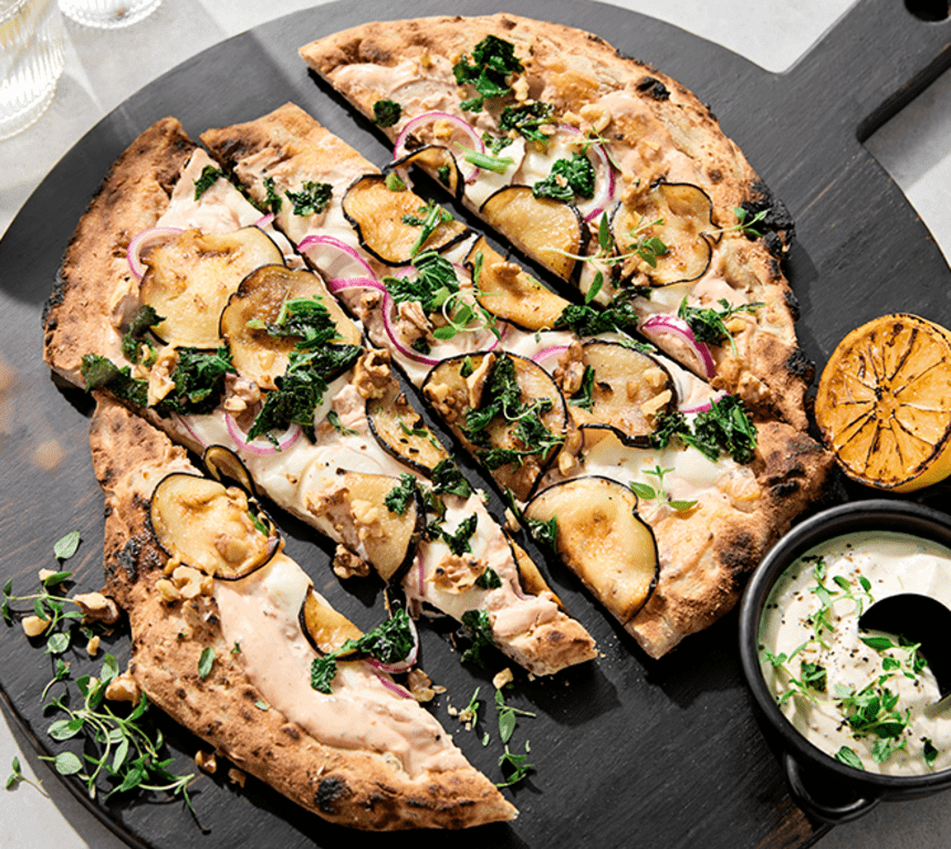 Hvit pizza med aubergine og grønnkål