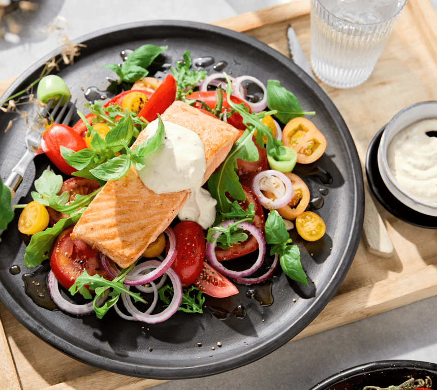 Laks med tomatsalat og enkel dressing