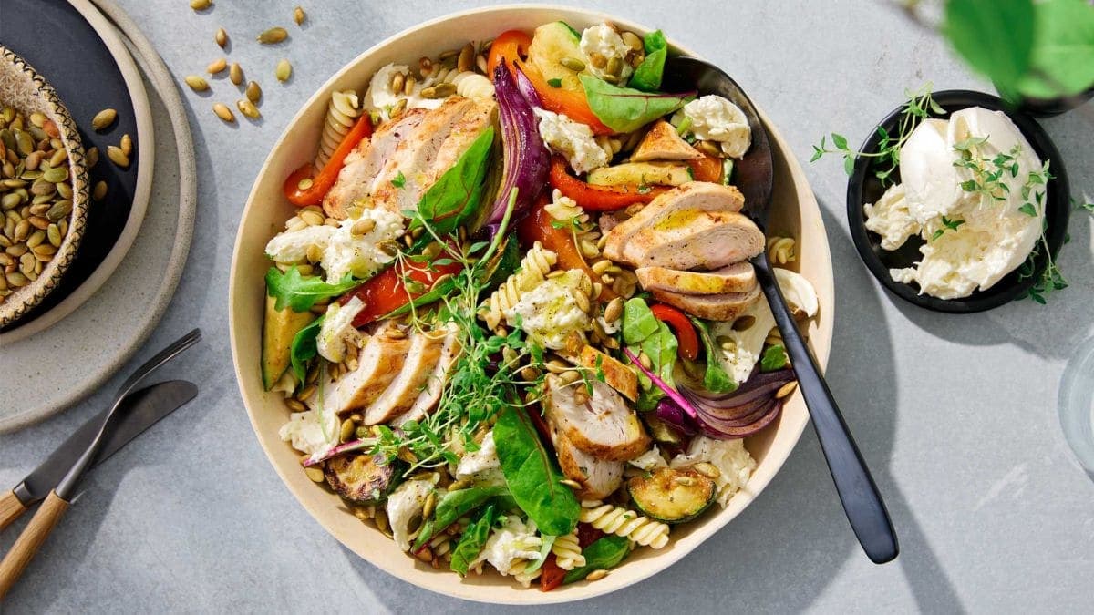 Pastasalat med kylling og mozzarella