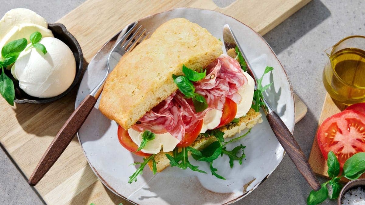 Focaccia-sandwich med mozzarella, tomat og pesto