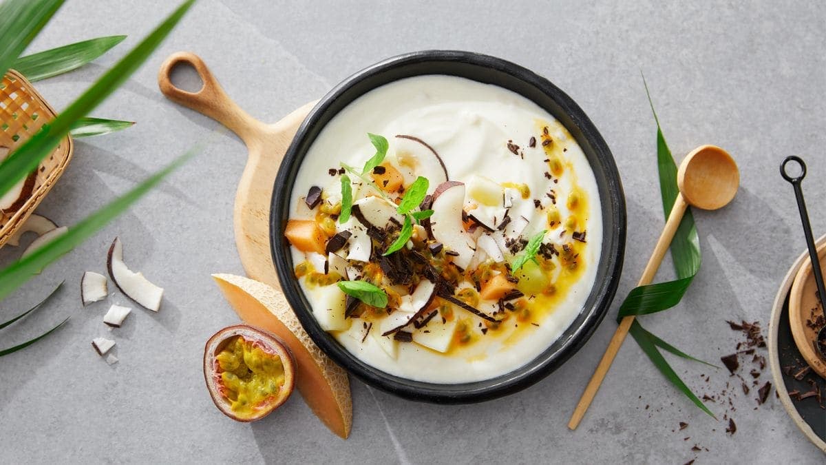 Tropisk yoghurt med kokos og mørk sjokolade
