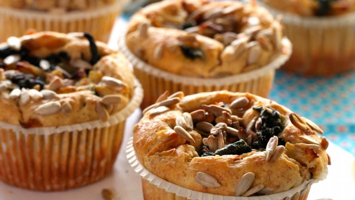 Muffins med kesam, spinat og solsikkefrø