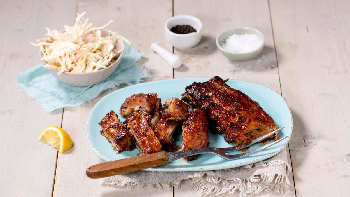 Spareribs med kremet råkostsalat