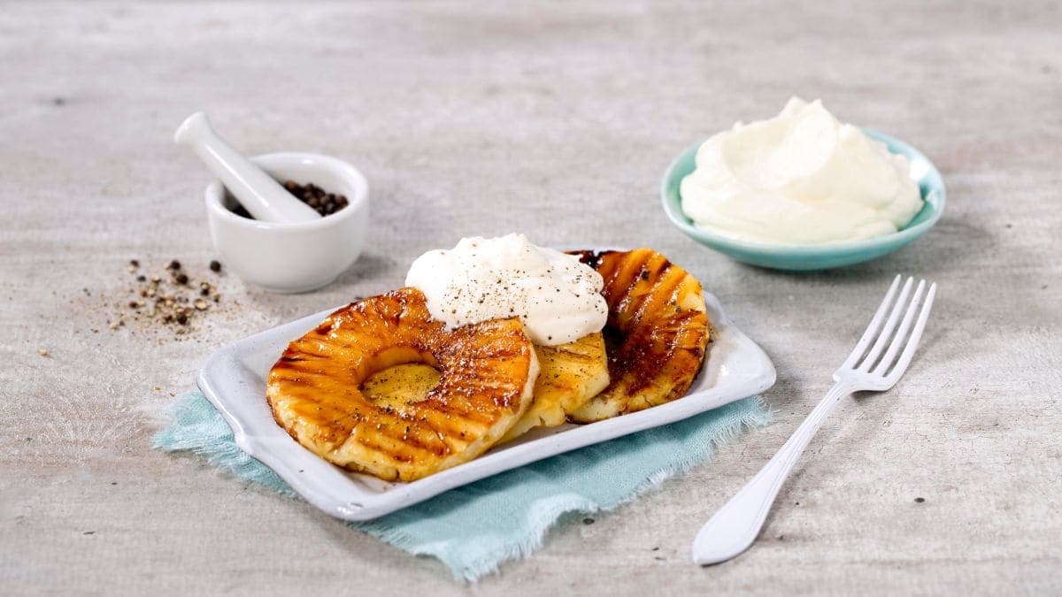 Grilla ananas med pepper og krem