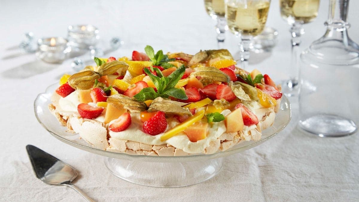 Pavlova med limekrem og eksotisk frukt