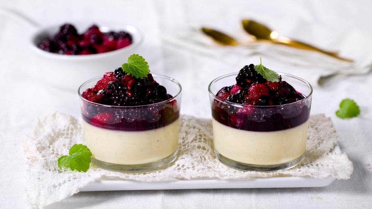 Sitron-pannacotta med ovnsbakte bær