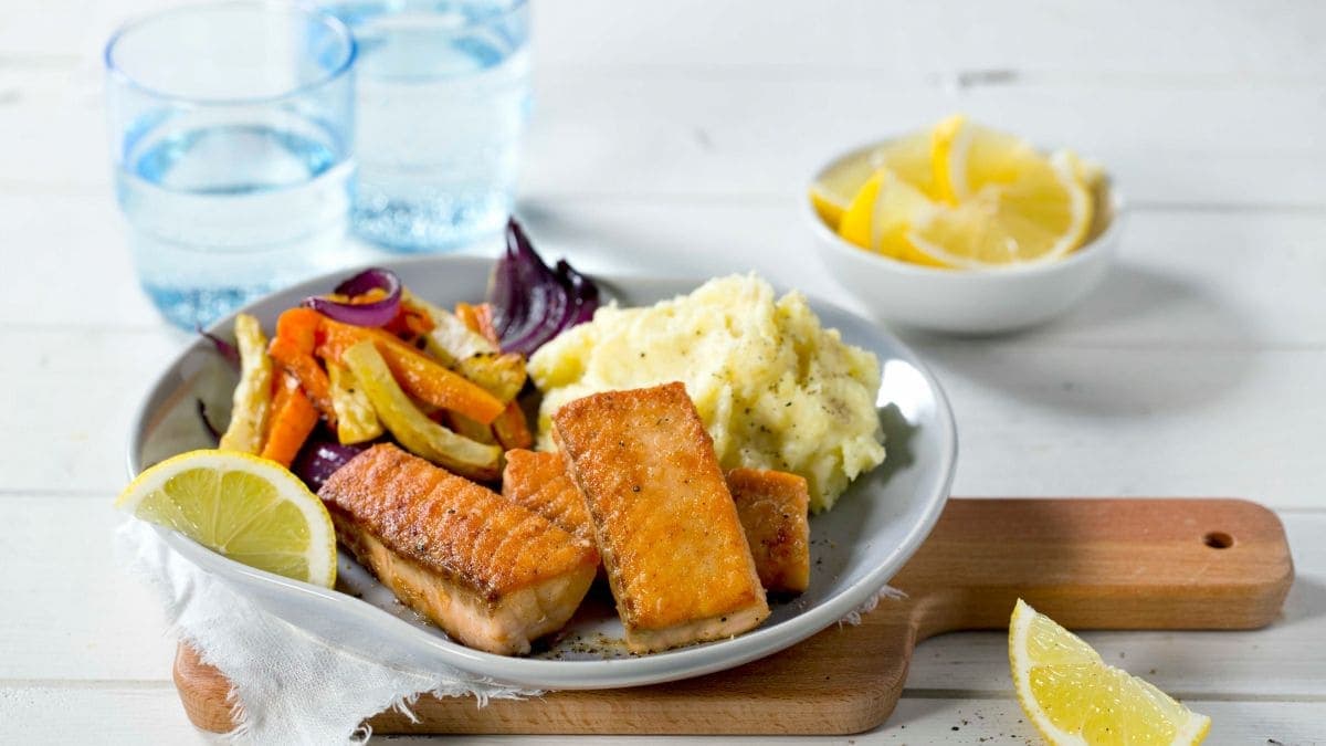 Sprø laksepinner med potetmos og rotgrønnsaker