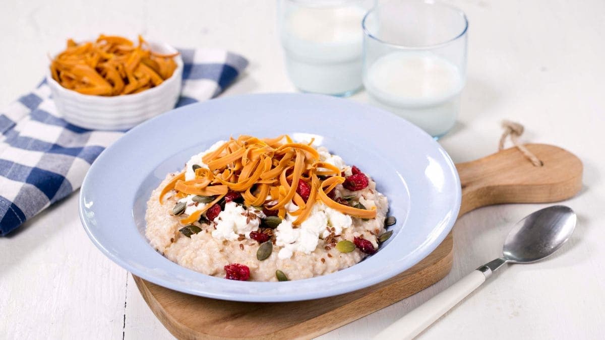 Havregrøt med cottage cheese og brunost