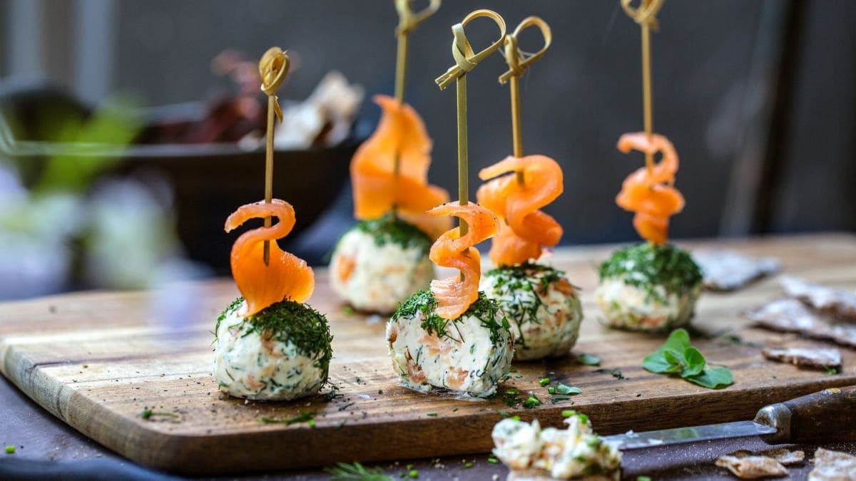 Cheese balls med røkelaks og dill