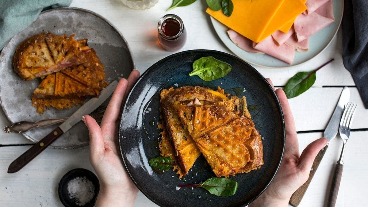 Ost- og skinke toast med lønnesirup