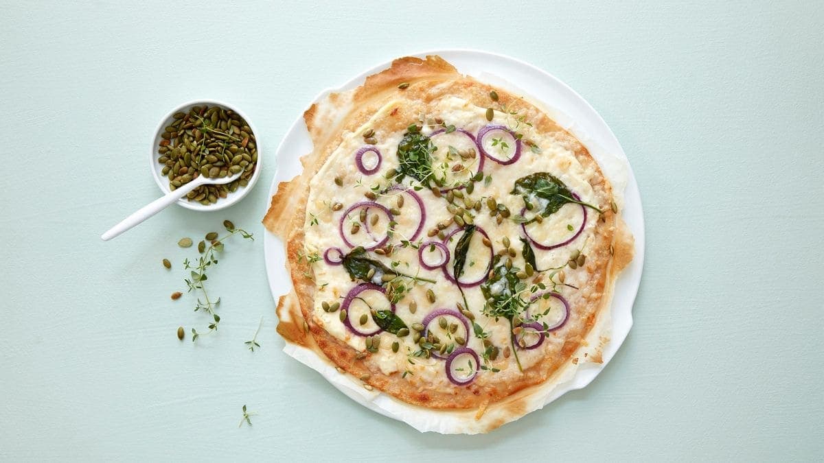 Hvit pizza med hvit geitost