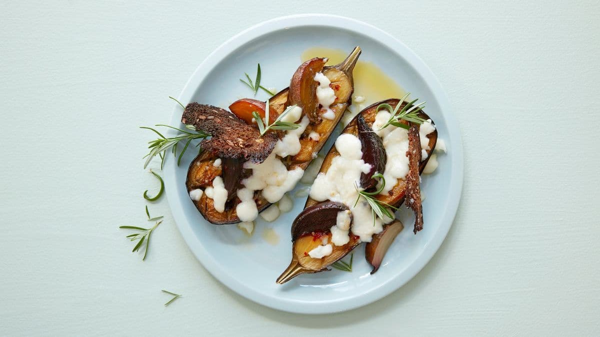 Ovnsbakt aubergine med hvit geitost og beter