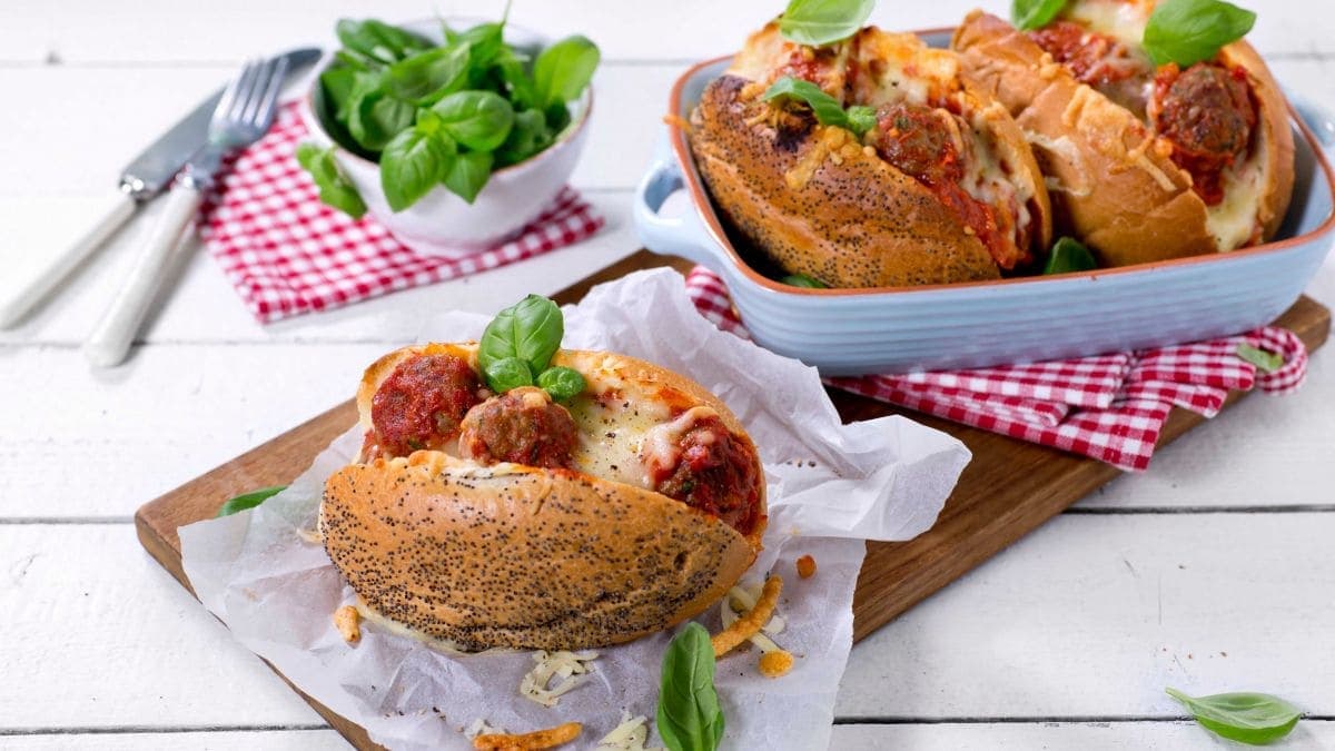 Ovnsbakt kjøttbollesandwich