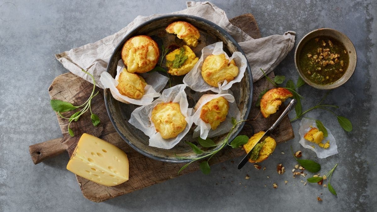 Maismuffins med innbakt Jarlsberg® og nøttepesto