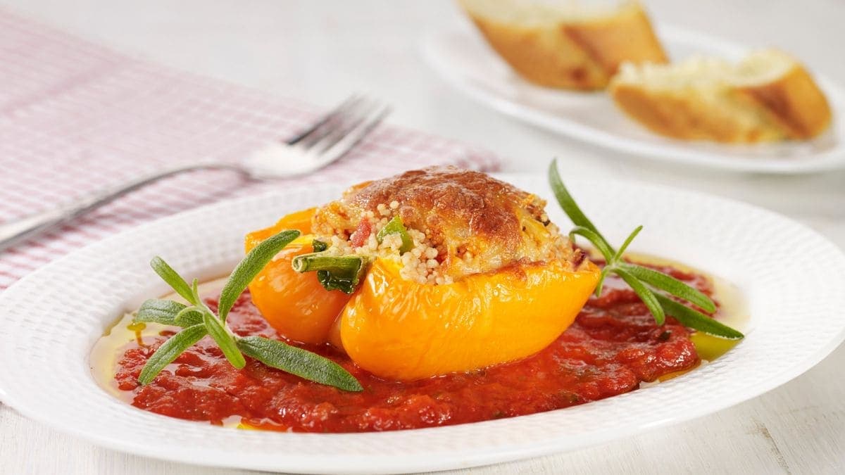 Fylte paprikaer med hot tomatsaus