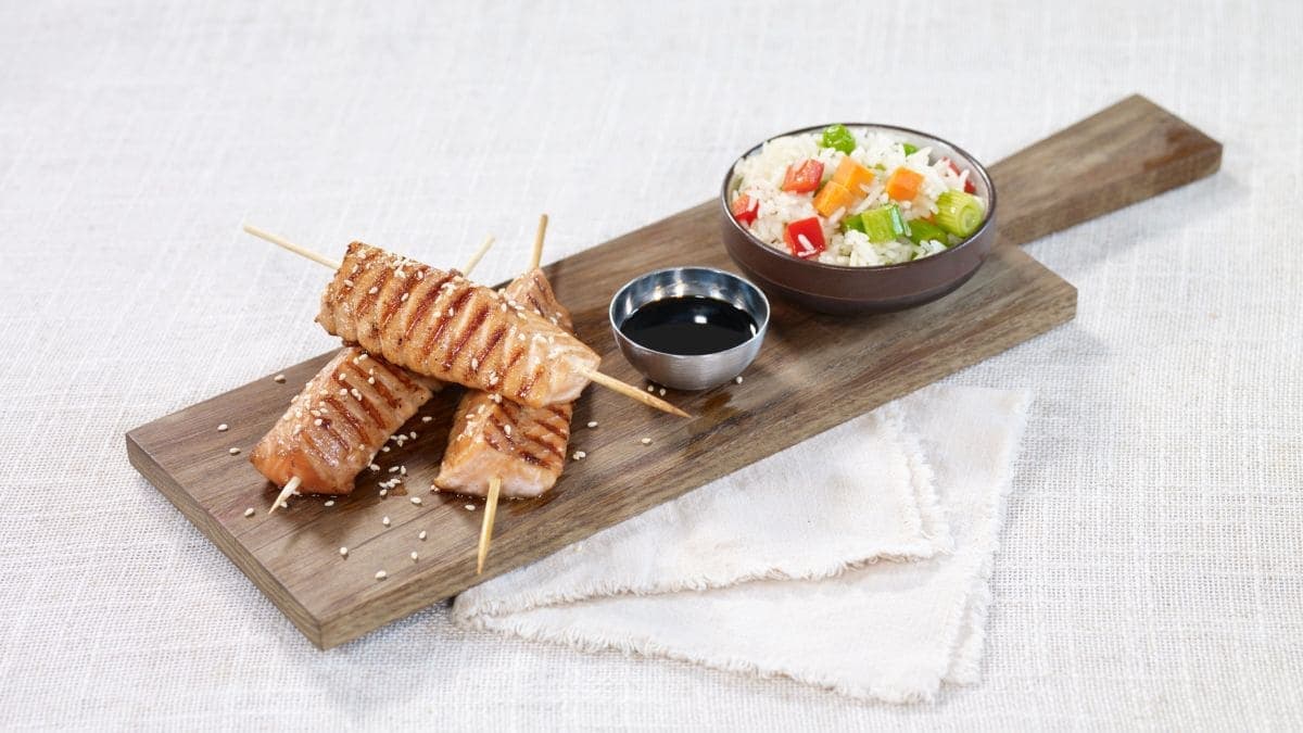 Honningmarinerte laksespyd med stekt ris
