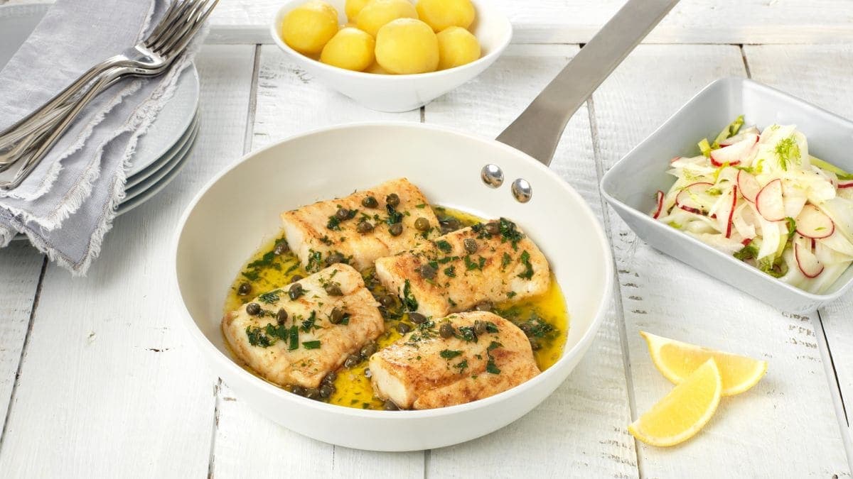 Pannestekt torskefilet med kapers- og persillesmør