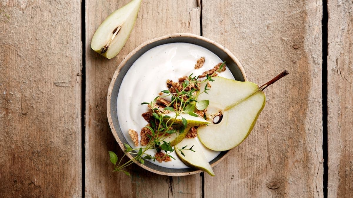 Yoghurt med pære, müsli og timian