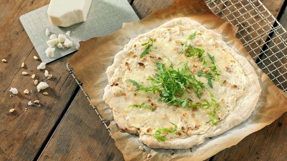 Pizza med hvit geitost og pinjekjerner