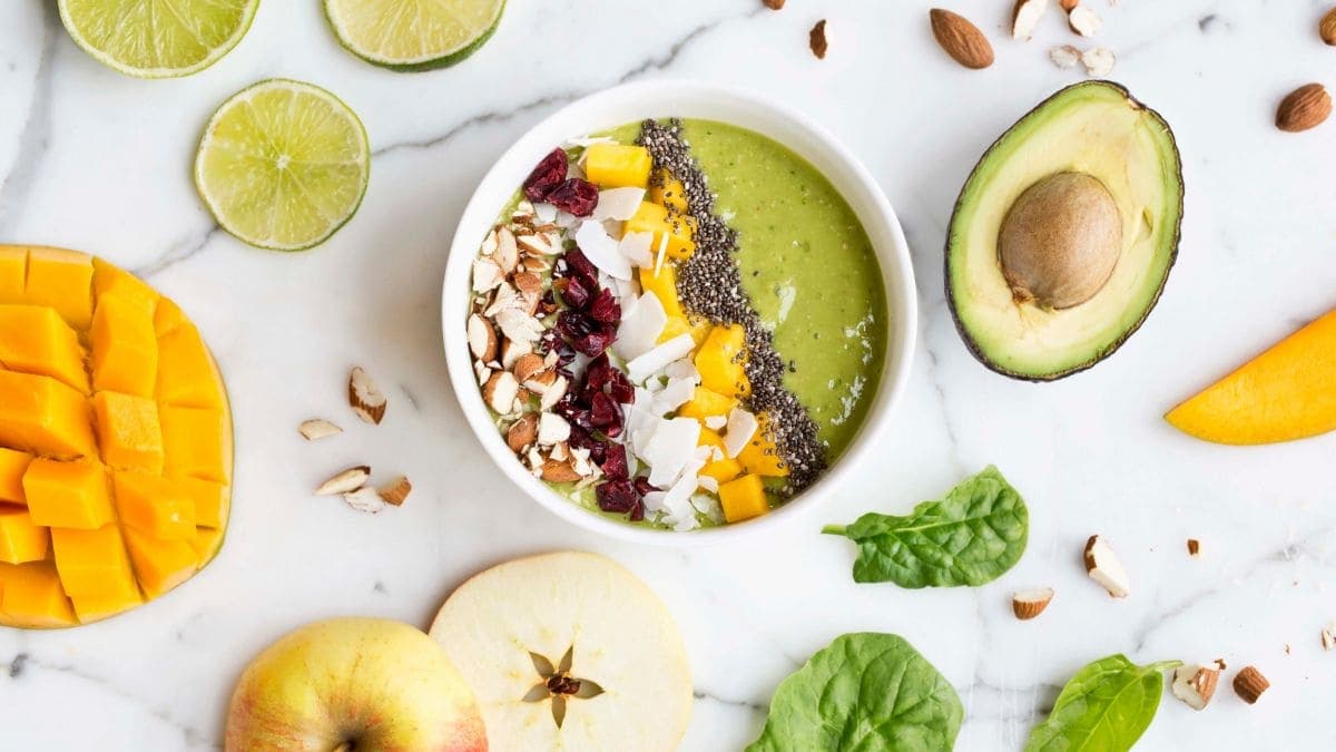 Smoothie bowl med spinat, avokado og ananas