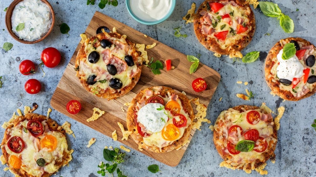 Minipizza med skinke og rømmedipp