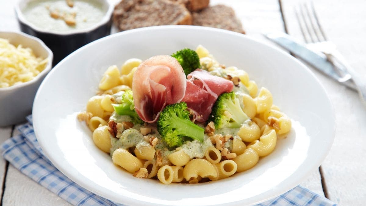 Pasta med blåmuggostsaus, brokkoli og valnøtter
