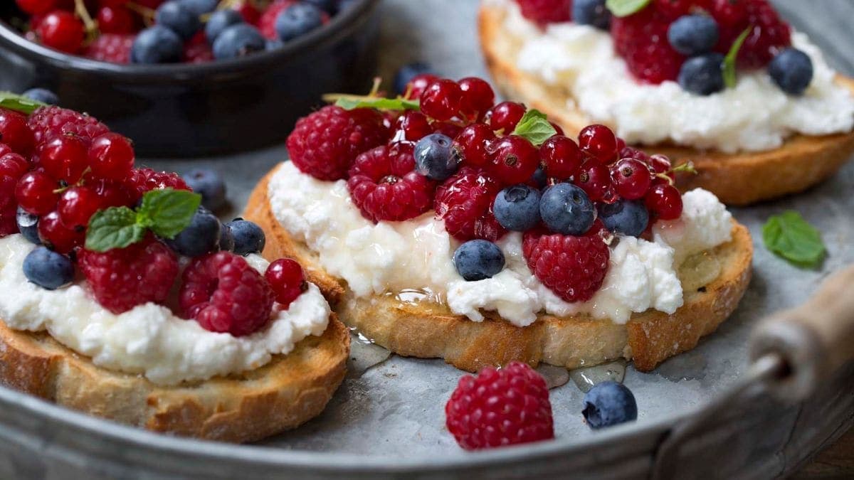 Bruschetta med ricotta og bær
