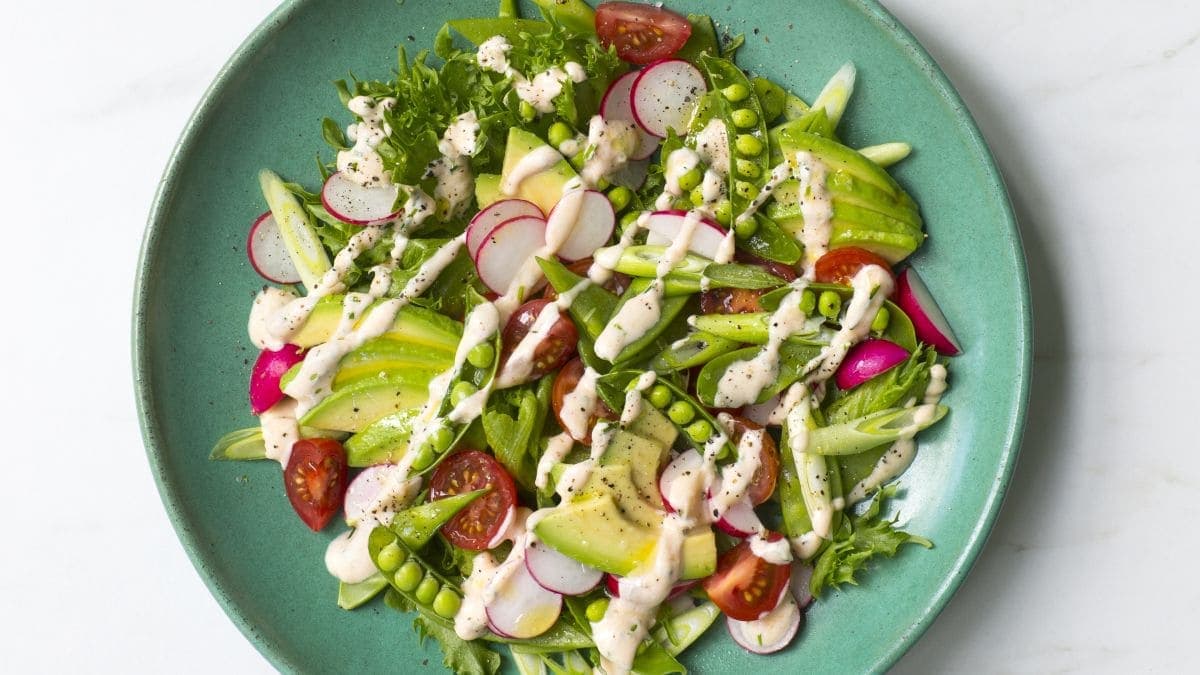 Salat med yoghurt- og srirachadressing