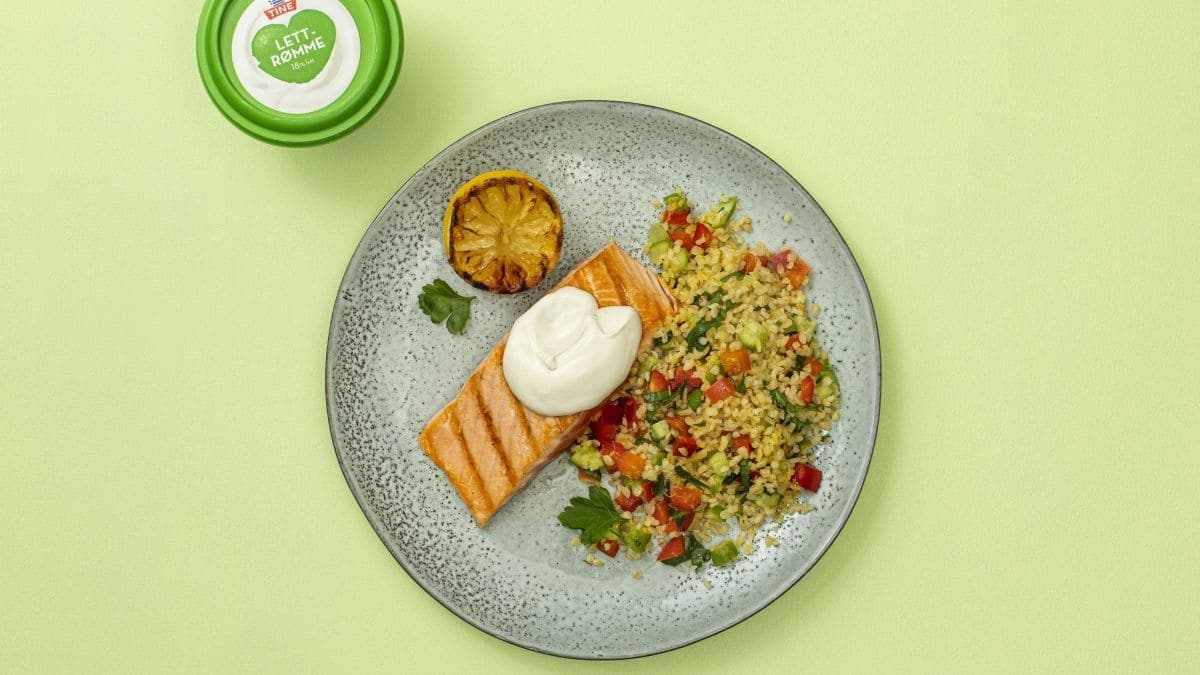 Laks med bulgursalat og rømme