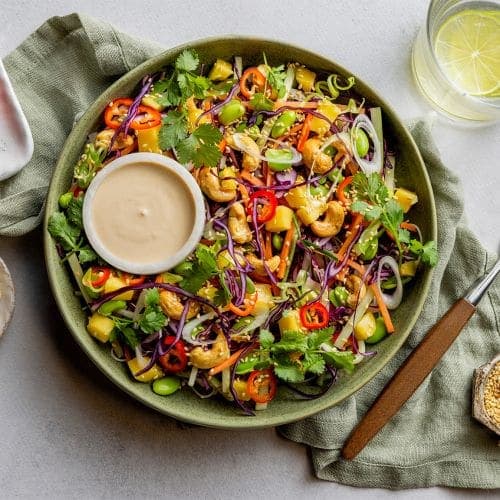 Asiatisk salat med mango, nudler og kesamdressing