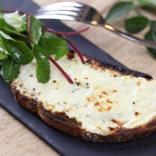 Gratinert brød med kremost og salat