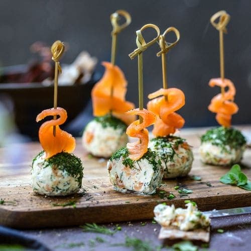 Cheese balls med røkelaks og dill