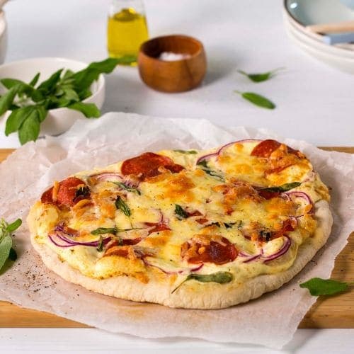 Hvit pizza med pepperoni