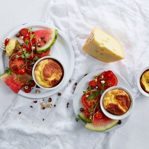 Ostesufflé med tomat og vannmelonsalat