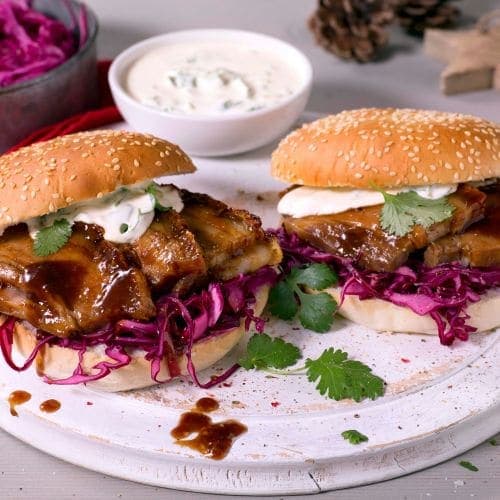Ribbeburger med lettsyltet rødkål og rømmedressing