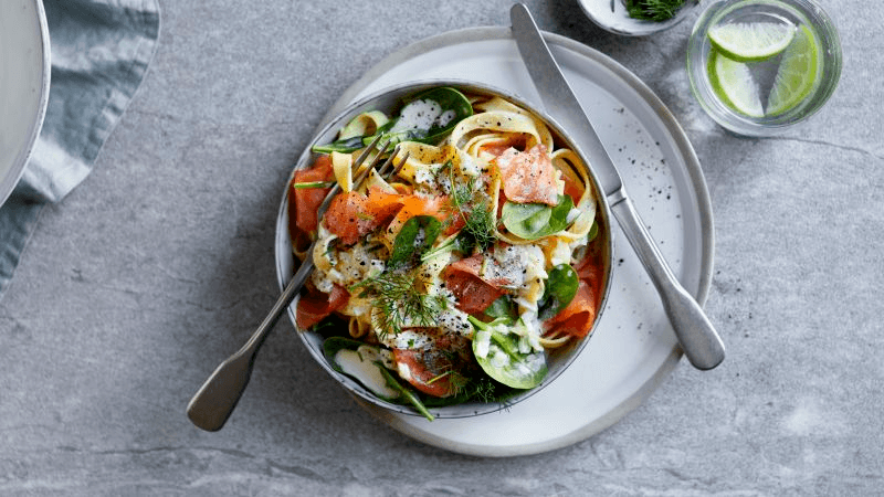 Kremet pasta med geitemelk, snøfrisk og røkt laks