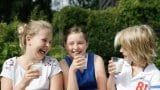 Tre barn drikker melk