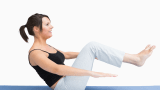 Kvinne trener yoga