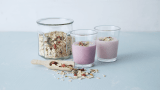 Biola® syrnet fettfri melk blåbær i glass med granola og tranebær