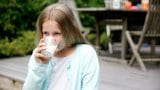 jente som drikker tinemelk - smaksatt melk
