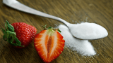 Jordbær og skje med sukker