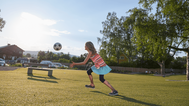 SKALA Aktivitet Jente Ball Så aktive bør barn være daglig