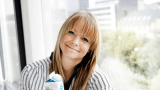 Ernæringsfysiolog Anne Marie Skjølsvik med en melkekartong i hånden.