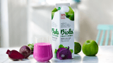 Biola® Frukt + Grønt på bord med eple, rødbet i glass og på kartong.